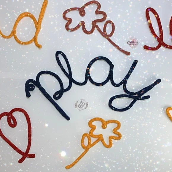 Decoração para quarto infantil 5 Desenhos + 01 nome personalizados em tricotin