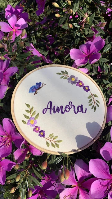 Amora - Porta de Maternidade - Bordado Livre