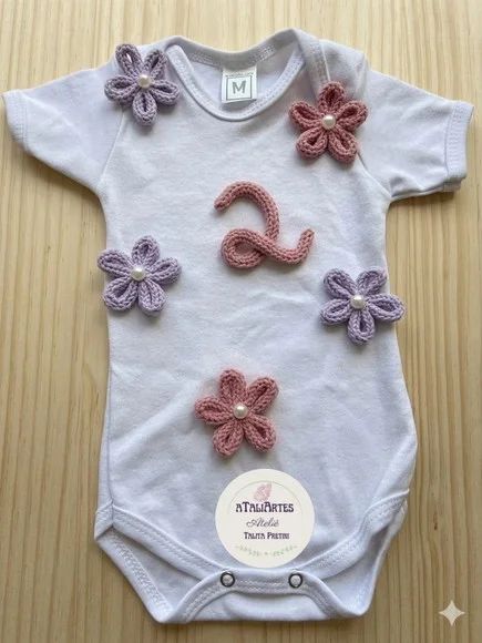Body Mêsversário Personalizado com Flores ou Laços de Tricotin