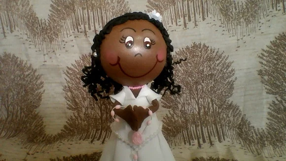Boneca primeira eucarístia em e.v.a.
