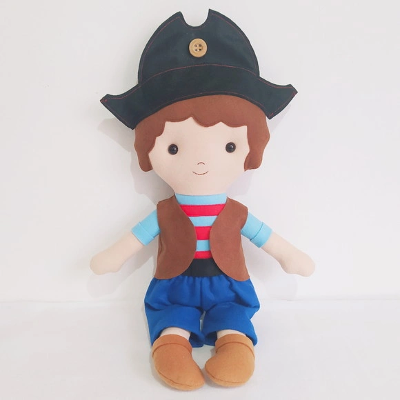 Boneco Pirata Fofo de Feltro  Tons de Azul, Marrom e Verm.