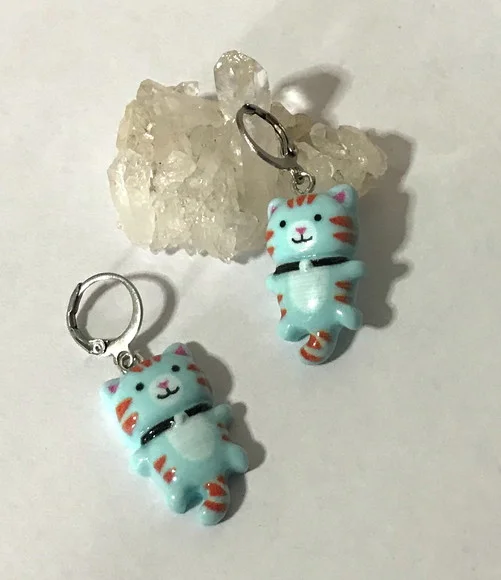 Brinco Argolinha em Aço Inox com Gatinho em Resina