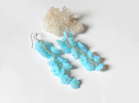 Brinco com flor azul cristal Theco cacho