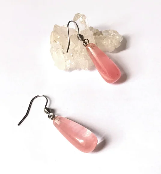 Brinco com Gota Cristal Cherry e Gancho em Aço Inoxidável