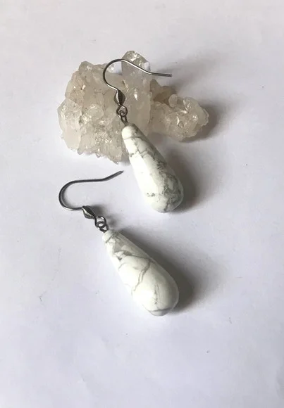 Brinco com Gota Howlita e Gancho em Aço Inoxidável