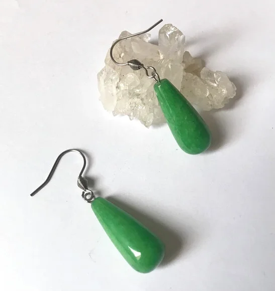 Brinco com Gota Jade Verde e Gancho em Aço Inoxidável