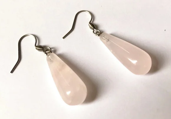 Brinco com Gota Quartzo Rosa e Gancho em Aço Inoxidável