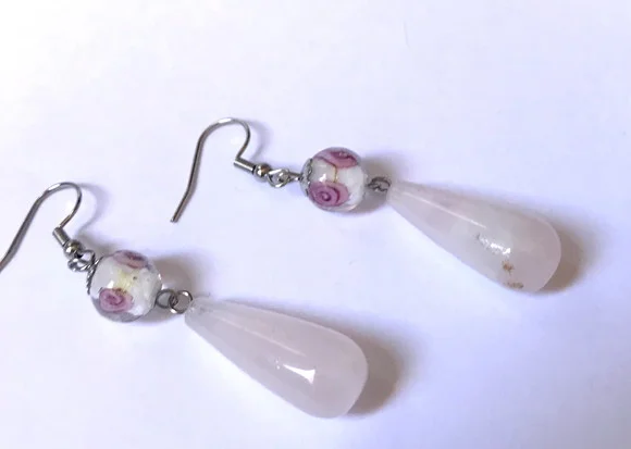 Brinco com Gota Quartzo Rosa e Gancho em Aço Inoxidável