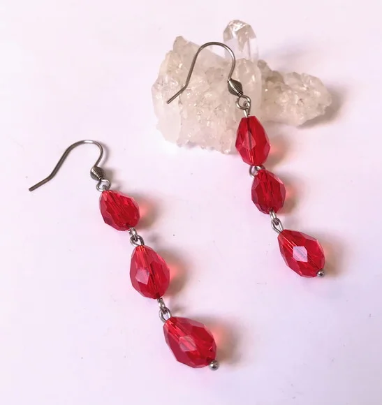 Brinco Cristal Vermelho Facetado em Gota e Acabamento Inox