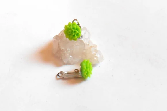 Brinco de Pressão com Flor Crisântemo Verde Limão