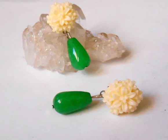 Brinco Pino com Flor Crisântemo, Quartzo Verde e Aço Inox