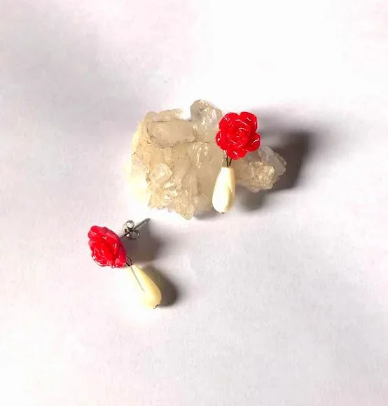 Brinco Flor Vermelha, Gota de Madreperola e Aço Inox