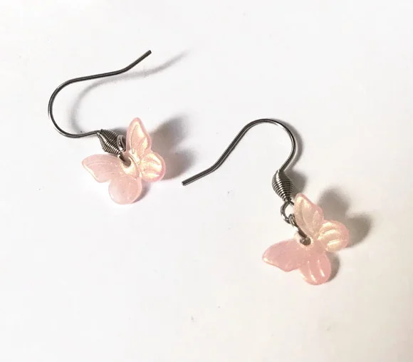 Brinco Gancho em Aço Inox com Mini Borboleta Rosa