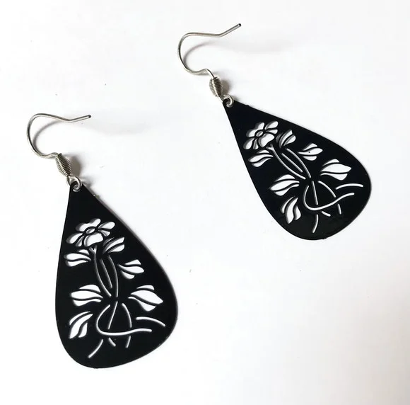Brinco Gota Negra com Desenho de Flores e Aço Inoxidavel