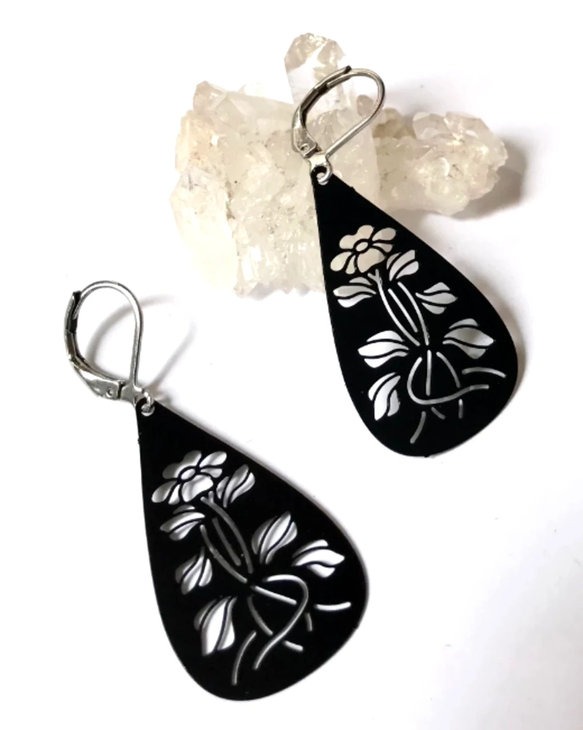 Brinco  Gota Negra com Flores – Super Leve e Inox