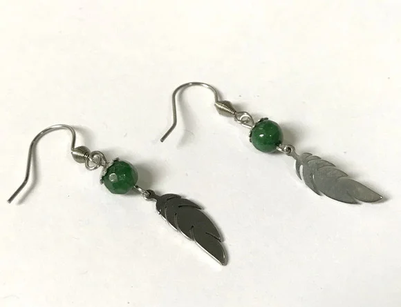 Brinco Jade Facetada com Pena e Gancho Aço Inox