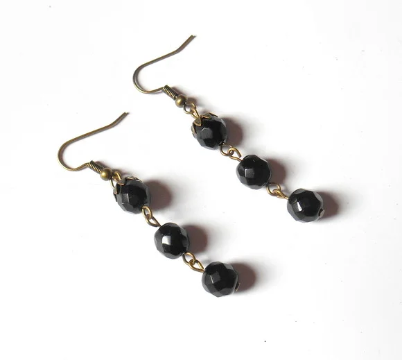 Brinco ouro velho com cristal Theco negro