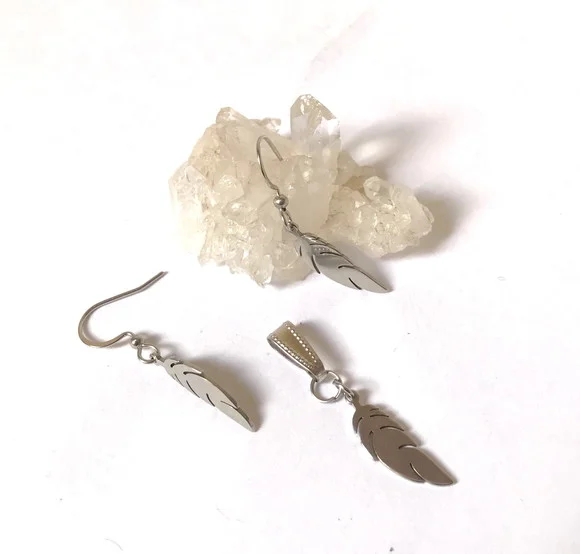Conjunto Brincos e Pingente Pena em Aço Inox