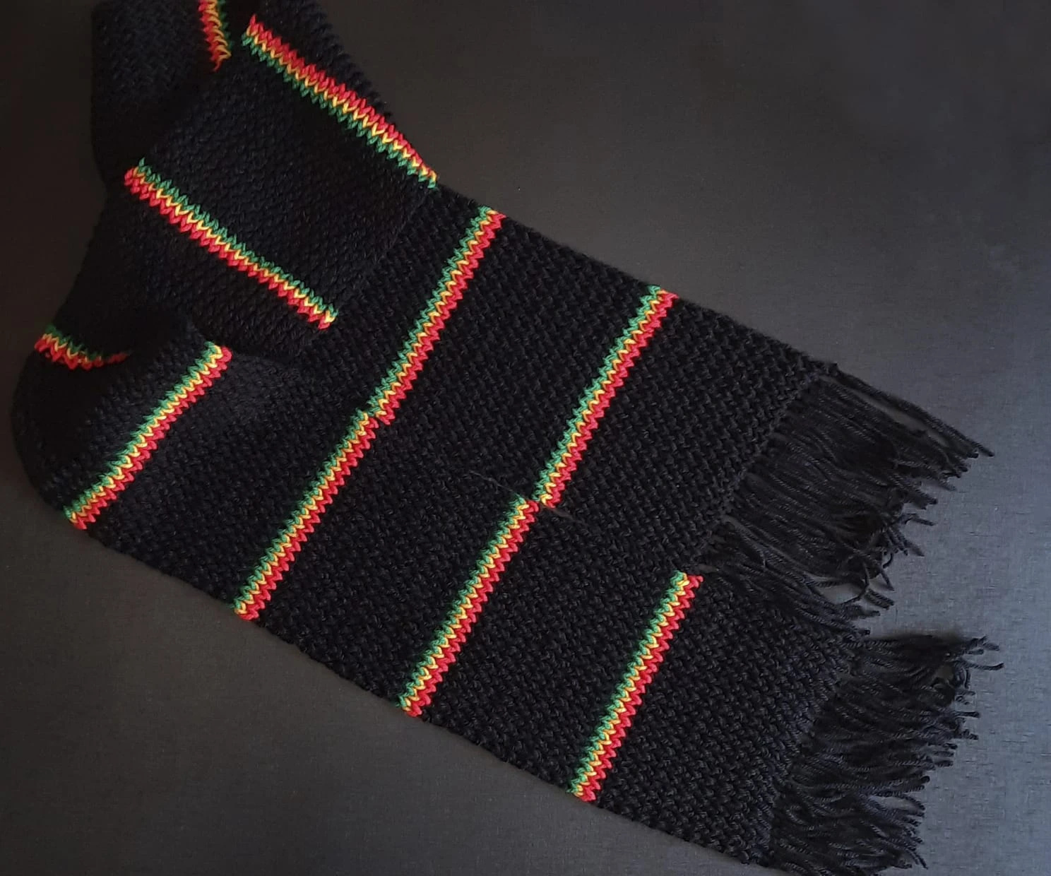 Cachecol preto com listras cores do reggae