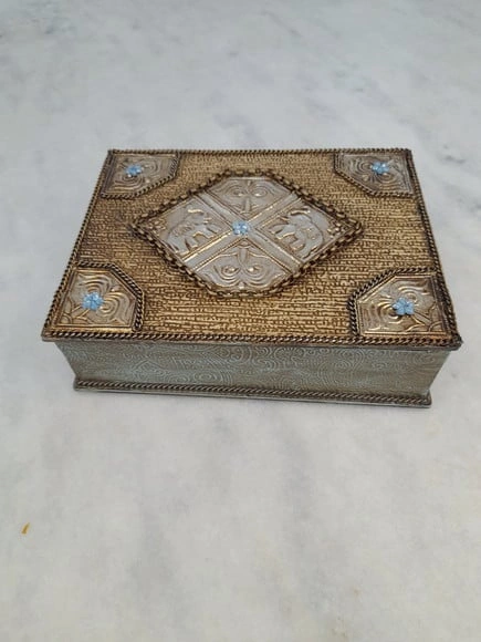 Caixa em mdf Azul Clara Decorada com Latonagem e Corrente