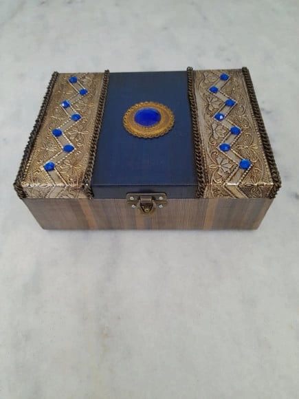 Caixa em mdf Azul e Branca Decorada com Latonagem Envelhecid