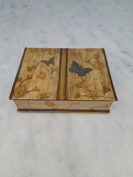 Caixa em mdf Branca e Amarela Decorada c/ Flores e Borboleta