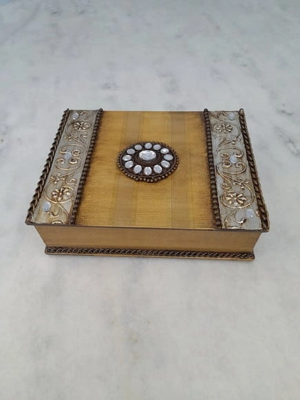 Caixa em mdf Dourada com Envelhecimento Decorada
