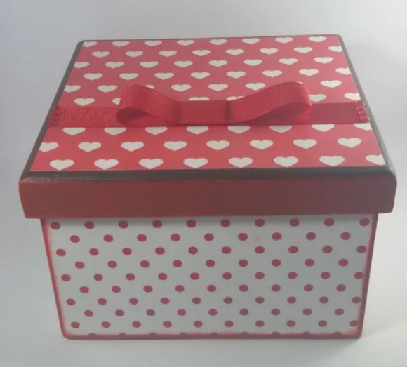 Caixa em MDF multiuso decorada com scrap de poá e corações