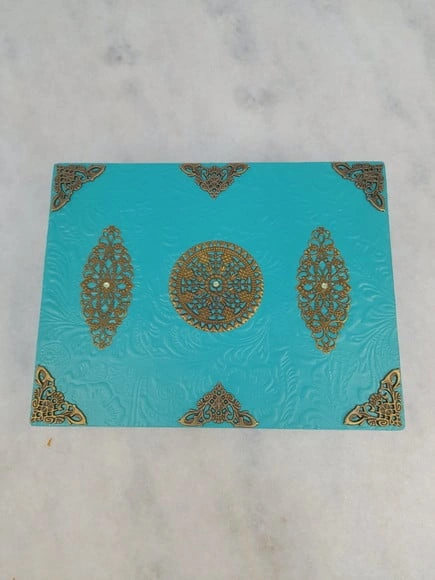 Caixa em mdf na Cor Turquesa Decorada com Ferragens