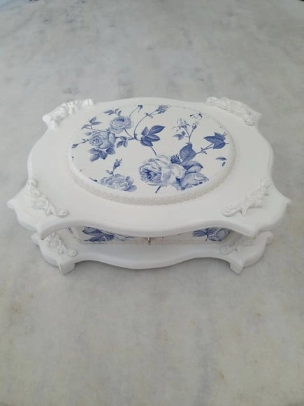 Caixa em mdf Pintada de Branco com Floral Azul