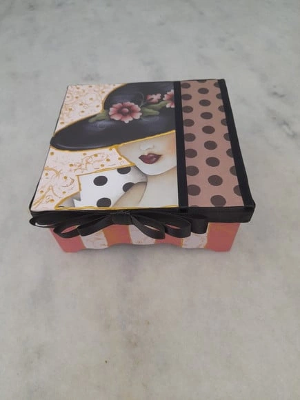 Caixa para Joia/biju em mdf Rosa e Branca com Dama