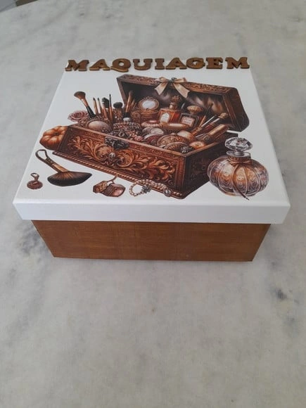 Caixa para Maquiagem Branca e Dourada Decorada c/ 2 Divisóri