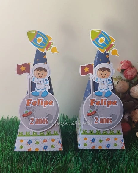 Caixa pirâmide astronauta