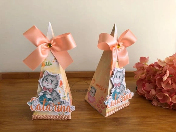 Caixa pirâmide gatinha