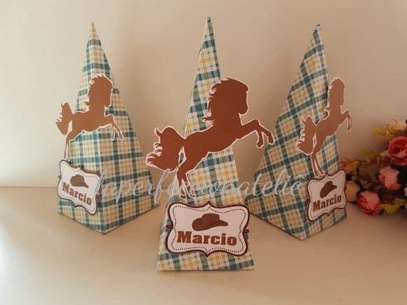 Caixa pirâmide tema haras