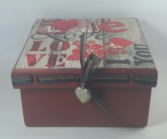 Caixa Quadrada em MDF Decorada Tema "Love"