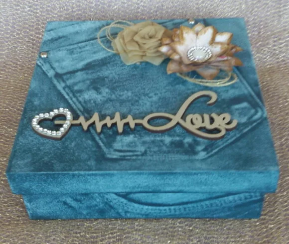 Caixa Quadrada Multiuso Estampa Jeans e Apliques de Flores