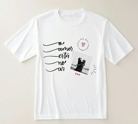 Camiseta o Amor Está no Ar Personalizada com Foto