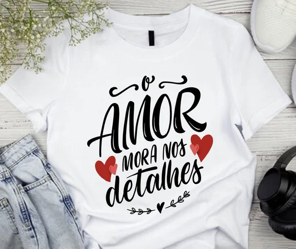 Camiseta o Amor Mora nos Detalhes