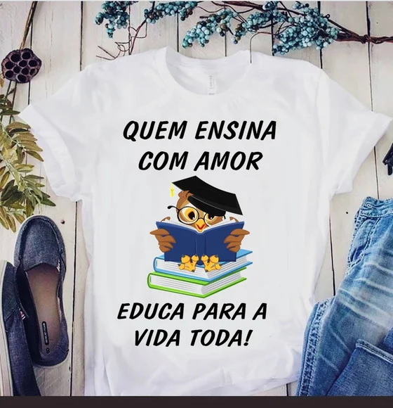 Camiseta Quem Ensina com Amor