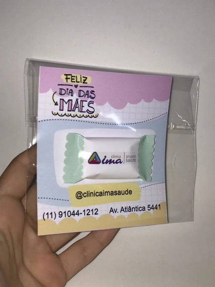 Cartão de agradecimento com balinha personalizada.