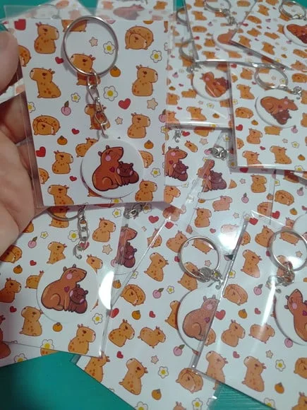 Chaveiro Adesivado Capivara+ Card e Embalagem
