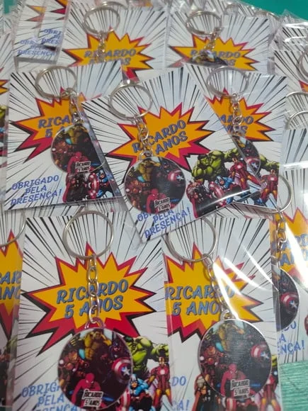 Chaveiro Adesivado Vingadores+ Card e Embalagem