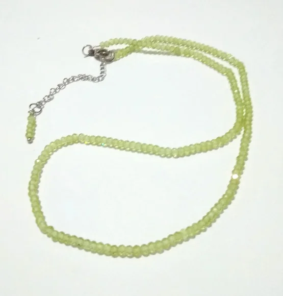 Choker Colar com Peridotos Facetadas e Fecho em Aço Inox