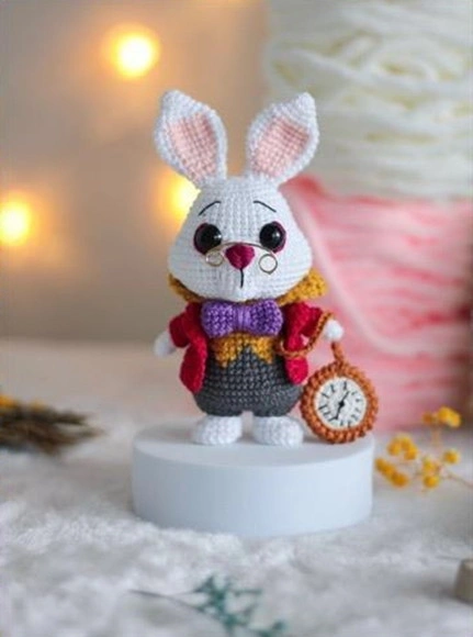 Coelho Branco - Alice no País das Maravilhas em Amigurumi