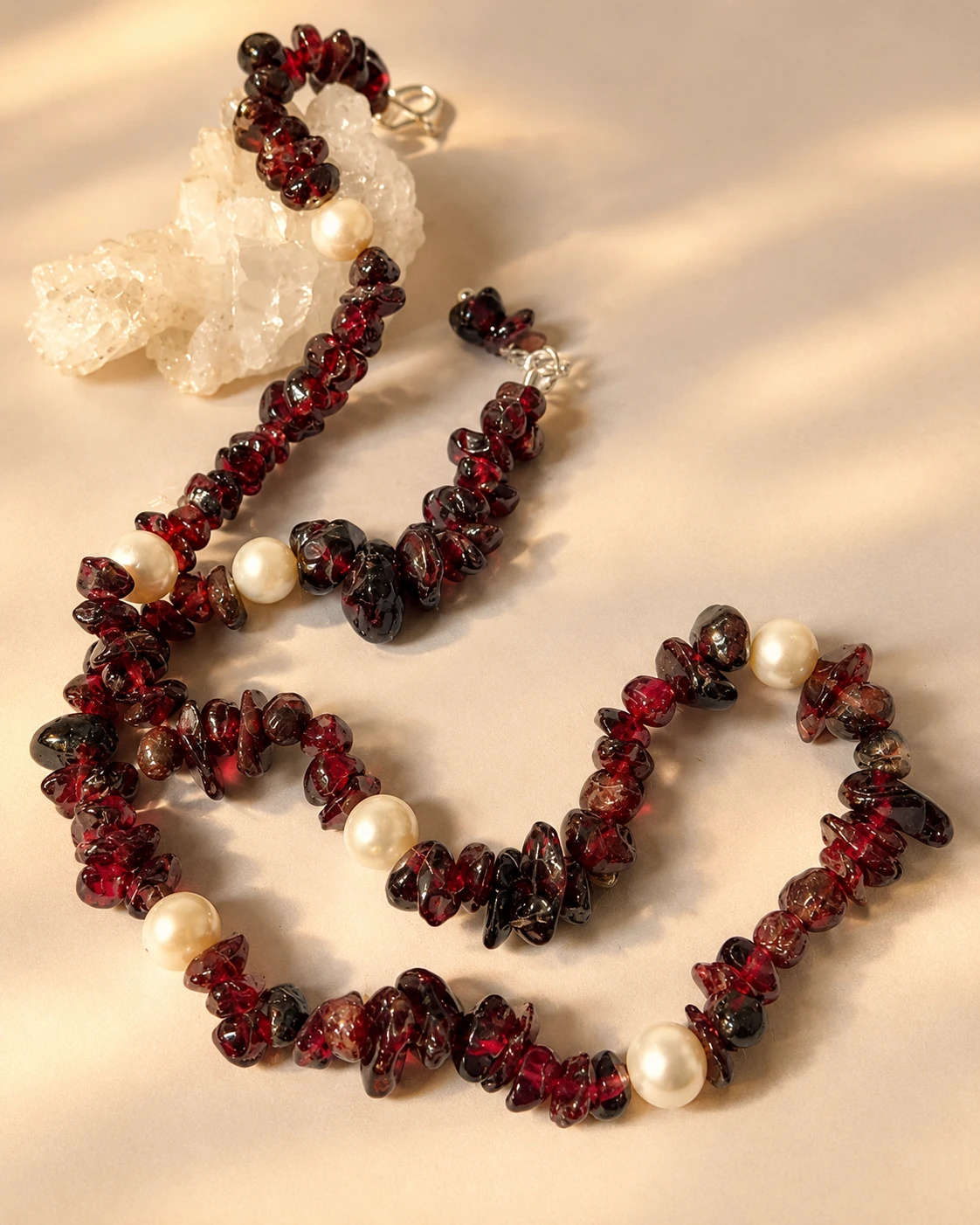 Colar Choker de Granadas e Pérolas de Agua Doce Fecho Prata