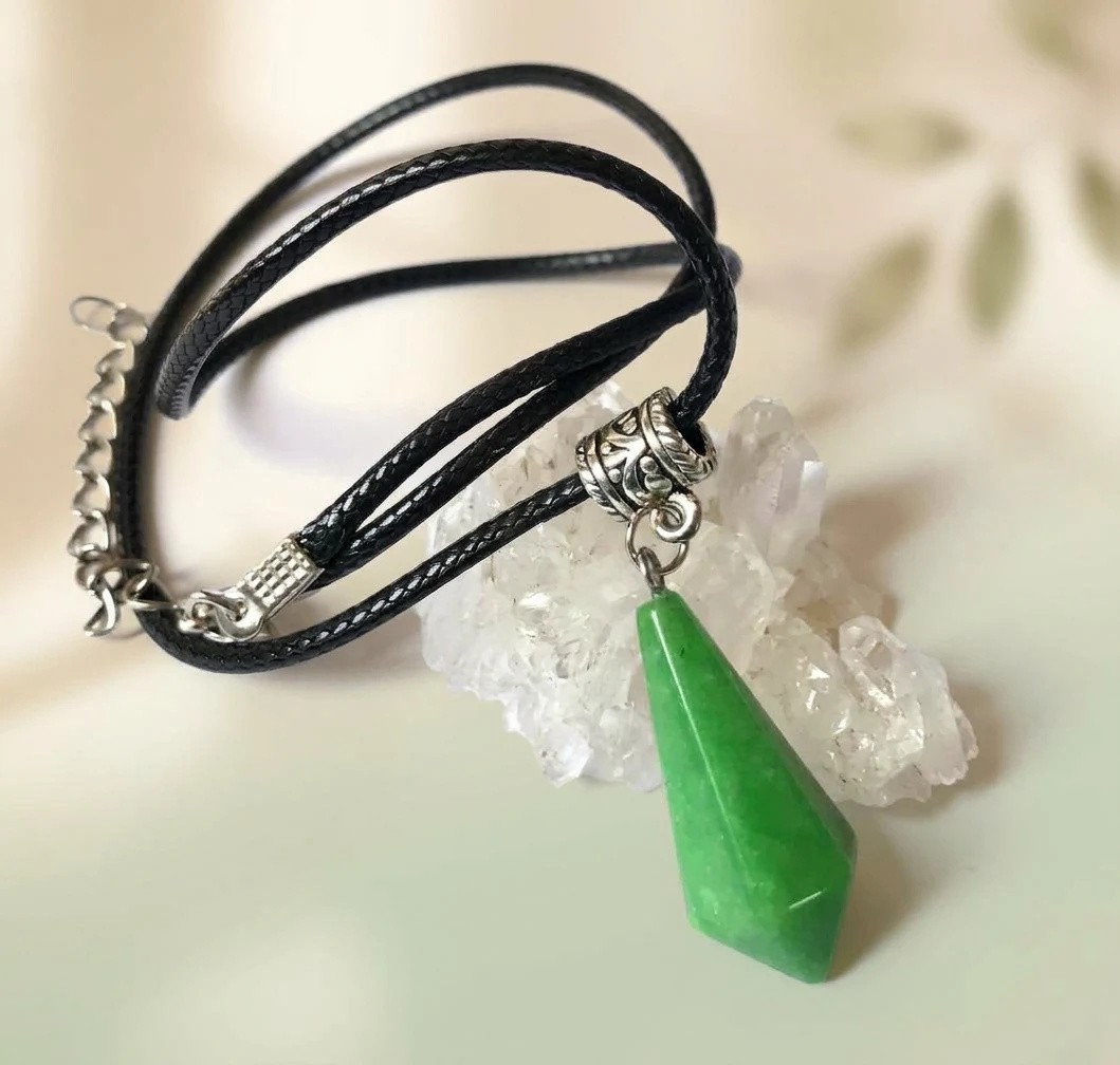 Colar Cordão com Pingente Pêndulo – Escolha a Sua Pedra!