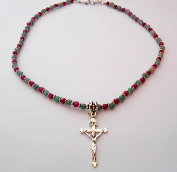 Colar Gargantilha com Jade Verde, Vermelha e Crucifixo