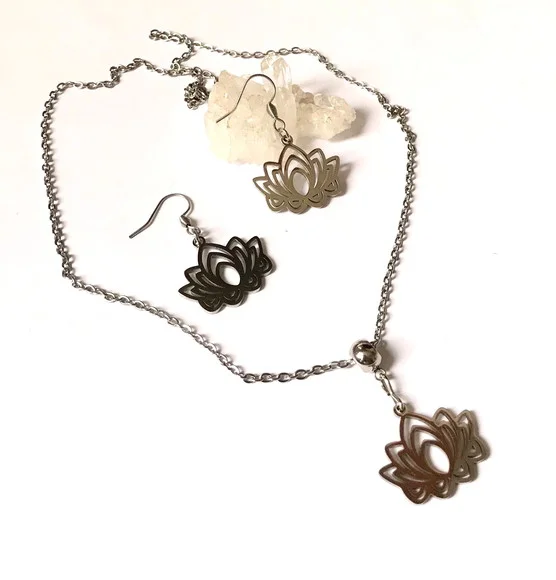 Conjunto Brincos e Corrente com Pingente em Aço Inox Lotus