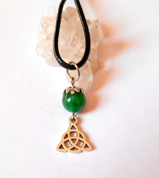 cordão colar com ágata verde e triquetra